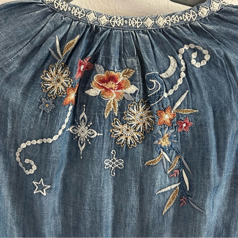 NWT Katie & Kyla Seo Embroidered Chambray Blouse - Picture 8 of 13